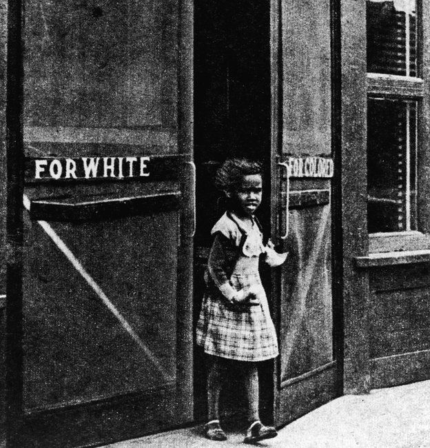 Cada uno por su puerta en el "Café de Al", una muestra de la segregación en esa época en EEUU.
