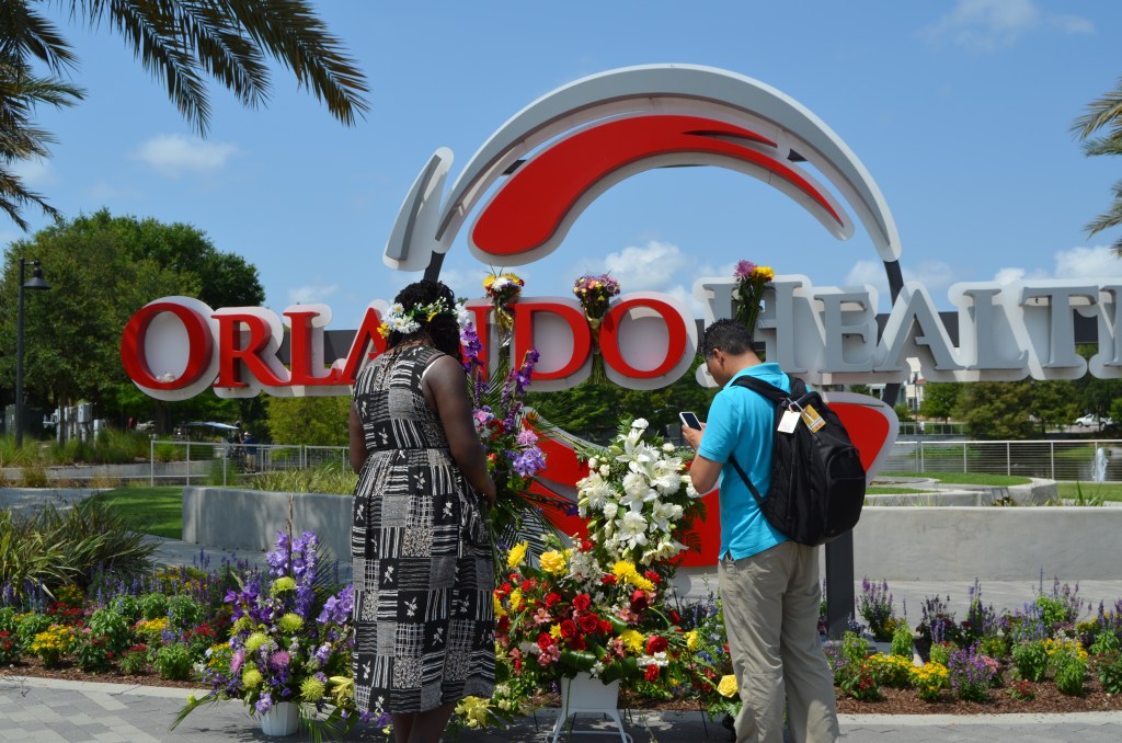 Una mujer colocó flores en las inmediaciones de un hospital en Orlando en homenaje a las víctimas del atentado terrorista.