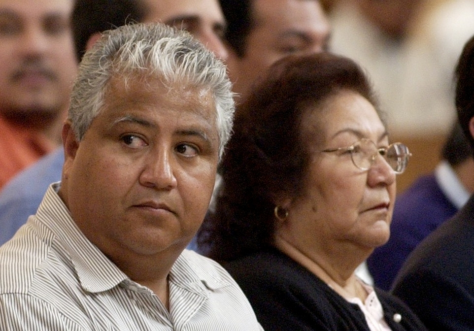 Paul Chávez, hijo de César Chávez y su viuda Helen Chávez durante una misa conmemorativa por el décimo aniversario de la muerte del lider sindicalista, el 31 de marzo de 2003. 