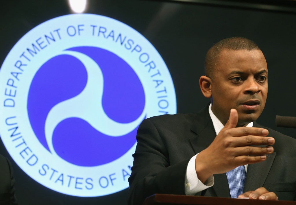 "Hoy, estamos cumpliendo su promesa con el relanzamiento de un servicio aéreo regular después de más de medio siglo", dijo el Secretario de Transporte Anthony Foxx.