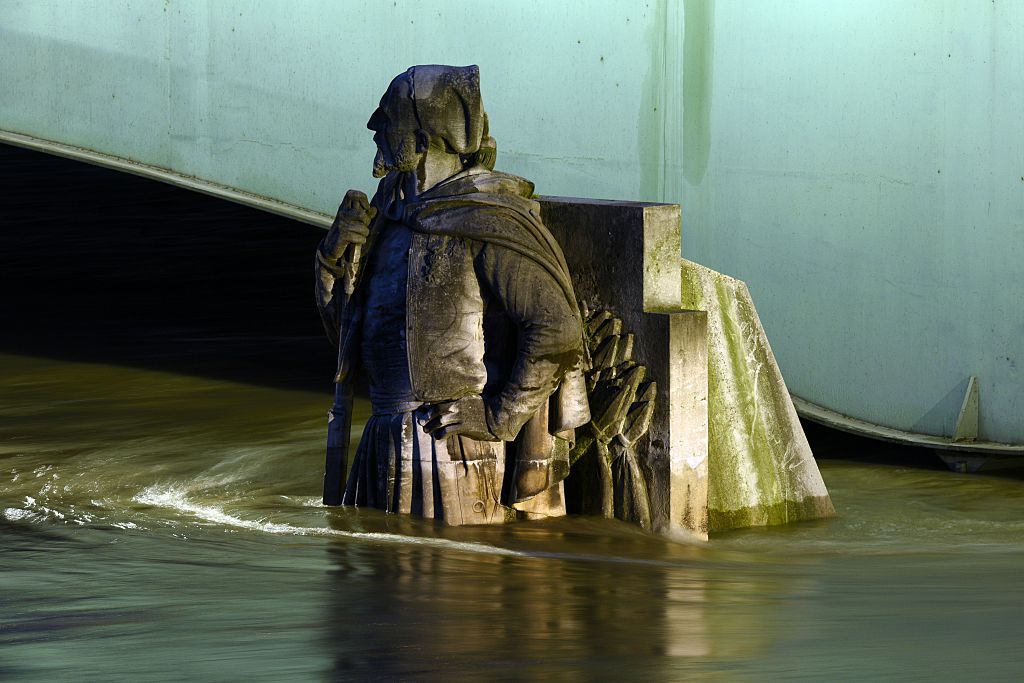 La estatua Zouave del Puente del Alma de la capital francesa se encuentra parcialmente cubierta por el agua.