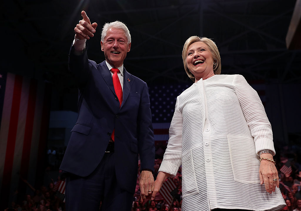 Los Clinton saludan a la multitud el martes por la noche y apuntan sus cañones hacia Donald Trump (Photo by Justin Sullivan/Getty Images)