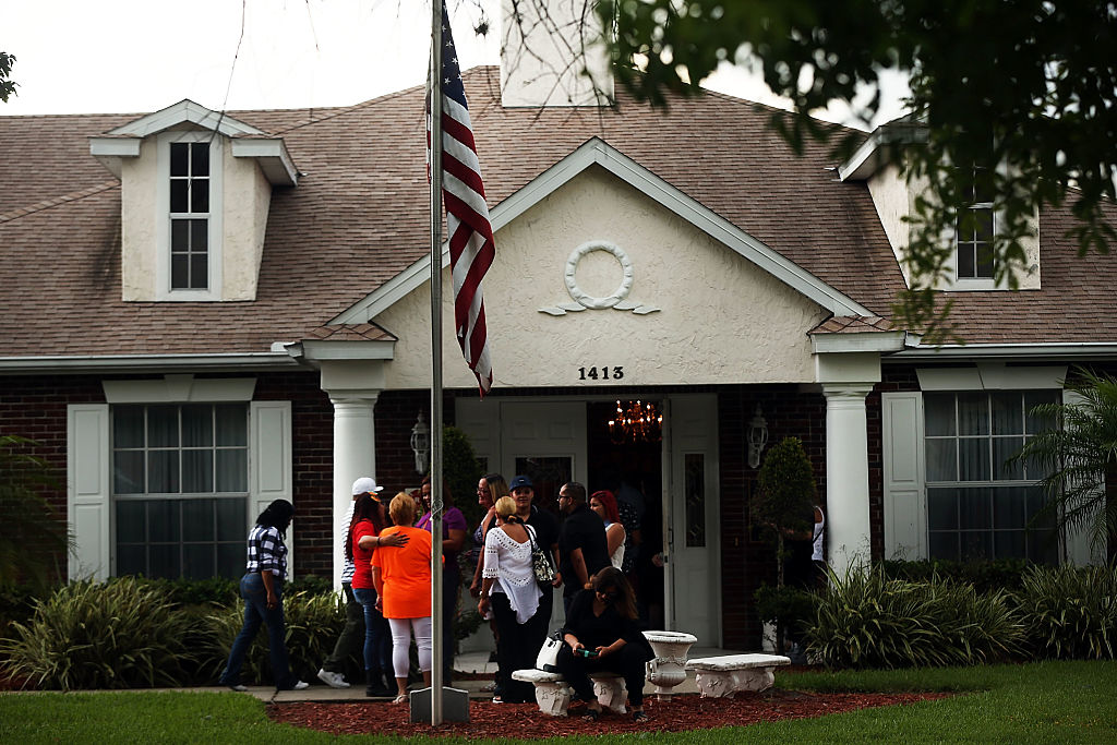 Los amigos y familiares de Peter O. González-Cruz que era conocido como Peter Ommy, una de las víctimas fatales del ataque en el club Pulse, asisten a su velorio, el 16 de junio de 2016 en Orlando, Florida. Foto: Spencer Platt/Getty Images