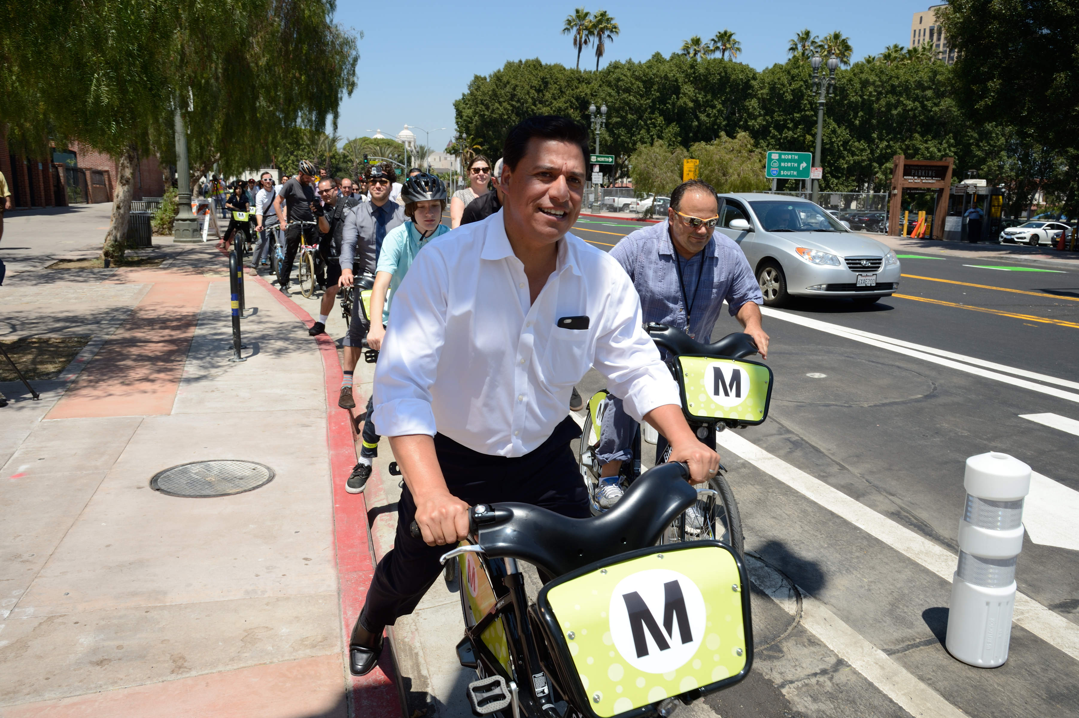 El concejal José Huizar inaguró los carriles protegidos para ciclistas en el centro de la ciudad. (Betsy Anna, Ciudad de Los Ángeles/fotos).