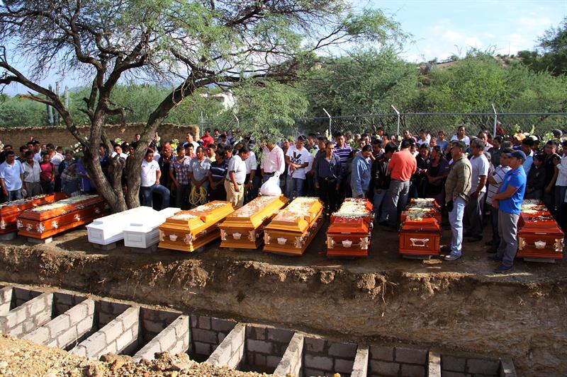 Las 11 víctimas mortales fueron enterradas en la localidad del estado de Puebla, una de las regiones más pobres del centro del país.