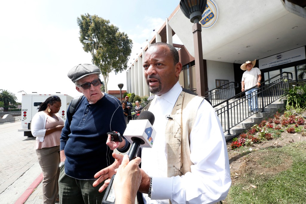El activista comunitario Najee Ali ofreció una conferencia de prensa fernte al Ayuntamiento de Compton City exigiendo que el vicealcalde Galván se disculpe.