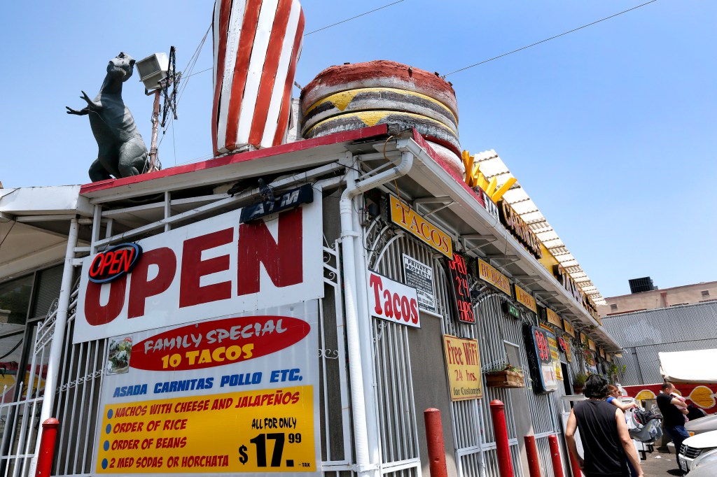 07/05/16/LOS ANGELES/Carnitas Michoacan #3, a popular taco restaurant on the corner of Soto St. and Whittier Blvd. in Boyle Heights, is being forced to close because the landlord wants to open a Panda Express, according to the restaurant workers. The restaurant has been in Boyle Heights for more than 30 years and many in social media are speaking out on the side of the restaurant. (Photo Aurelia Ventura/ La Opinion)