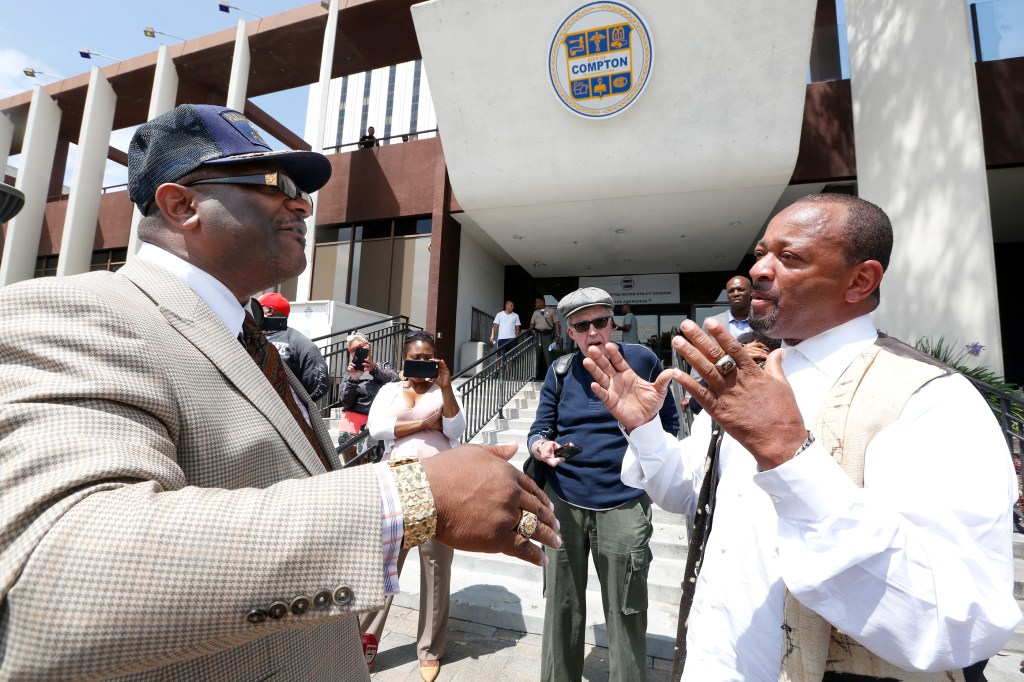 07/05/16/COMPTON/Life long Compton resident Bishop L.J. Guillory (L) speaks out in support of City Council member Issac Galvan, while South Los Angeles community activist Najee Ali holds a press conference in front of the Compton City Hall. South Los Angeles community activist Najee Ali is demanding an apology from City Council member Issac Galvan for using racial and homophobic slurs against his African American colleagues and elected officials, according to Ali. (Photo Aurelia Ventura/ La Opinion)