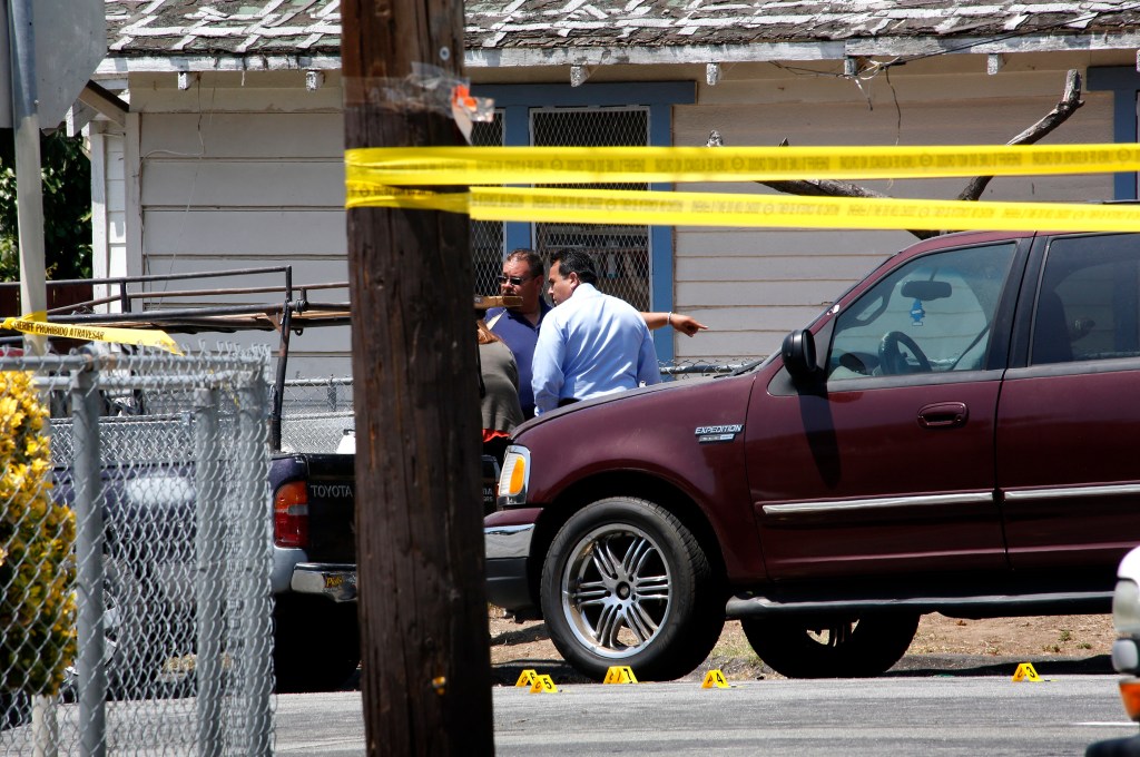 07/06/16/ALTADENA / Authorities investigate the scene, in the 300 block of Figueroa Drive, where a 4-year-old boy died following a drive-by shooting in Altadena. The boy, identified as Salvador Esparza III. (Photo Aurelia Ventura/ La Opinion)
