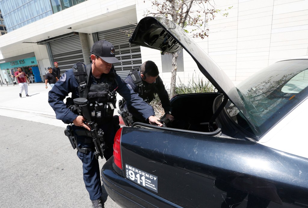 07/08/16/LOS ANGELES/LAPD officers and members of SWAT leave LAPD headquarters after a graduation ceremony for new recruits in Los Angeles. LAPD officers have been instructed to patrol in pairs after the aftermath of the deadly shootings of police officers in Dallas. (Photo Aurelia Ventura/ La Opinion)