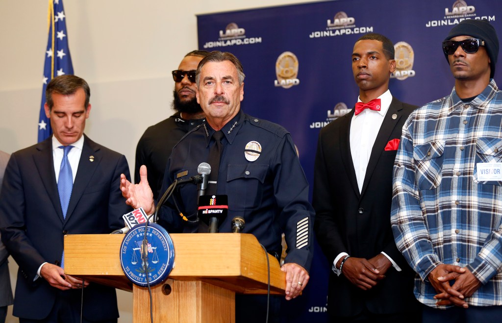 07/08/16/LOS ANGELES/ Los Angeles Police Chief Charlie Beck, Los Angeles Mayor Eric Garcetti (L) during a press conference next to rappers Snoop Dogg (R) and The Game (2/L). Snoop and fellow rapper The Game led a peaceful demonstration to police headquarters as a graduation ceremony was taking place in what they called an effort to promote unity in the aftermath of the deadly shootings of police officers in Dallas. (Photo Aurelia Ventura/ La Opinion)