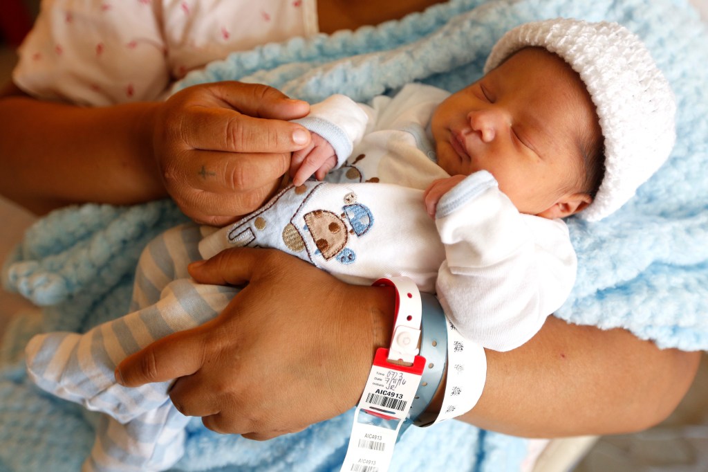 Michael Angelo nació este mes en el hospital White Memorial de Boyle Heights y es parte de una tendencia en el país donde los bebes de minorías sobrepasan a los blancos. (Aurelia Ventura/ La Opinion)