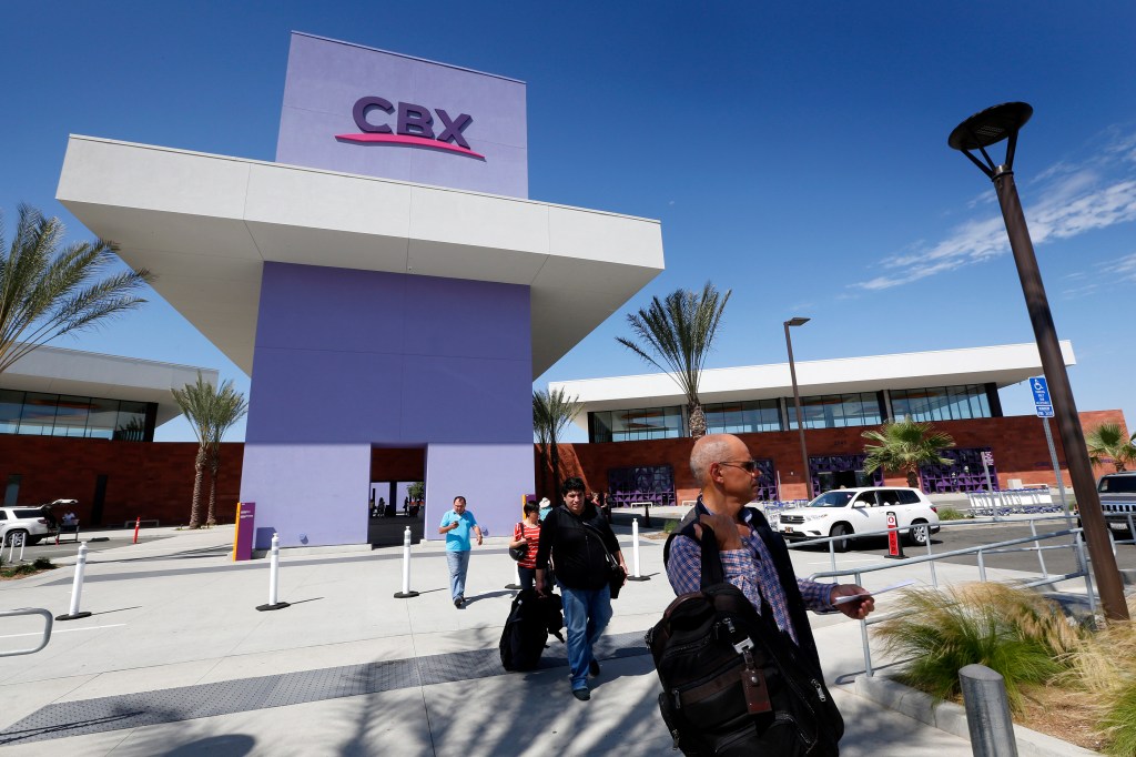 Más de 5,000 usan todos los días el puente Cross Border Xpress (CBX), que conecta al aeropuerto de Tijuana con Otay, en San Diego. (Aurelia Ventura/ La Opinion)