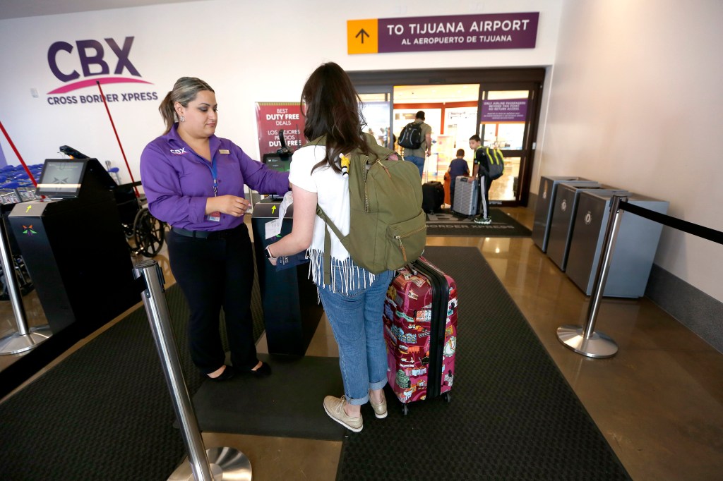 El puente Cross Border Xpress (CBX), conecta al aeropuerto de Tijuana con Otay, en San Diego. Muchos se ahorran tiempo y dinero utilizando este cruce. ( Aurelia Ventura/ La Opinion)