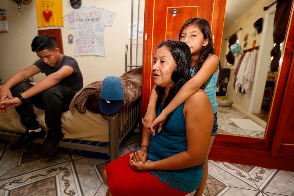 07/29/16/LOS ANGELES/Guatemalan immigrant Elcias Hernandez with wife Nancy, and children Yordin, 15, and Sara, 9. (Photo Aurelia Ventura/ La Opinion)