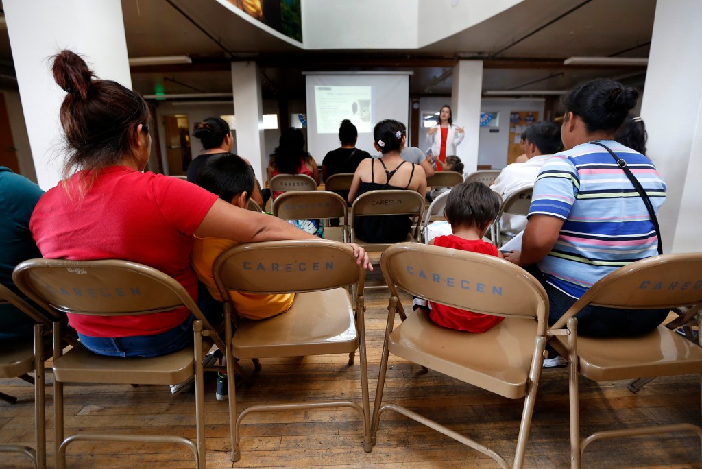 07/29/16/LOS ANGELES/CARECEN's managing attorney Erika Pinheiro conducts a workshop with Central American refugees seeking asylum in Los Angeles. The workshop helps navigate the confusing and intimidating immigration process. (Photo Aurelia Ventura/ La Opinion)