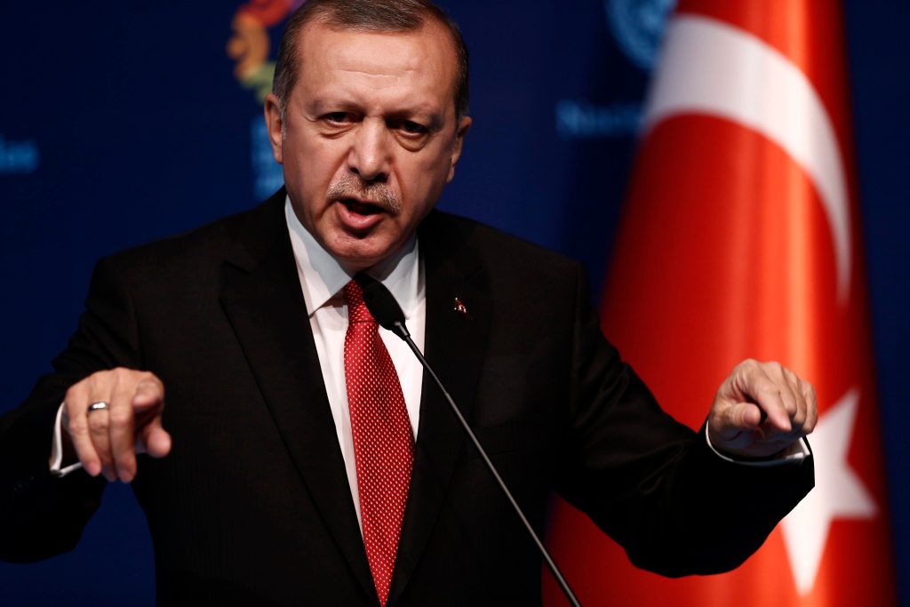 El ejército turco califica al presidente Erdogan como "traidor" y declara la Ley Marcial.
