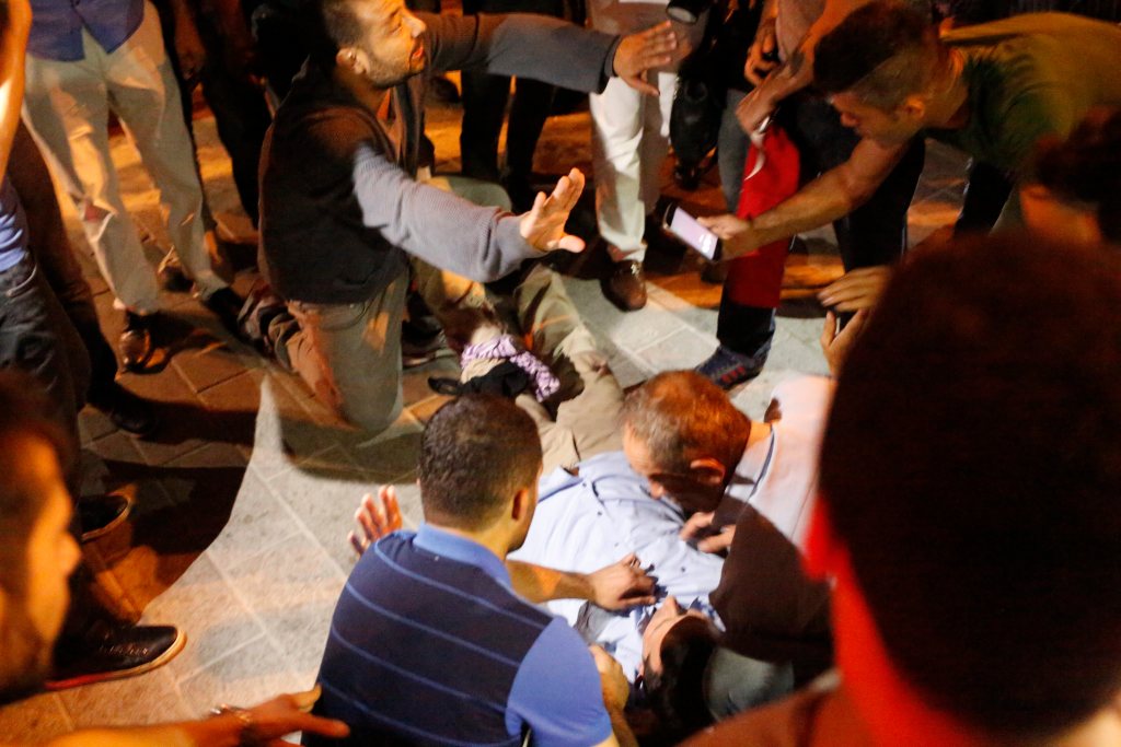 Varias personas asisten a un herido en la plaza de Taksim en Estambul, Turquía.