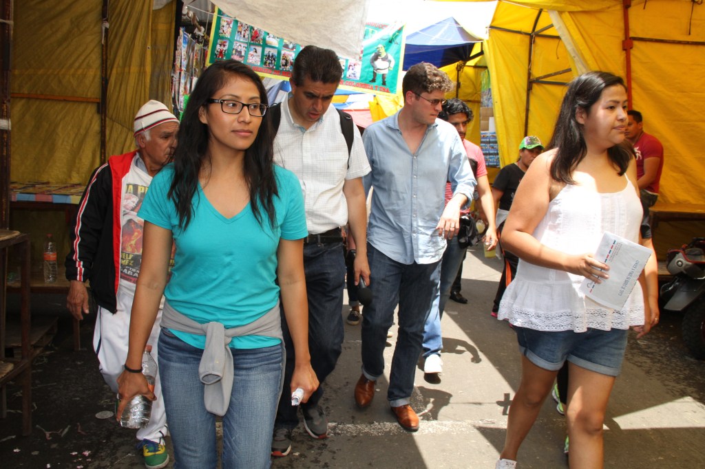 Areli Zárate y Emma Chalott por la calle Tenochtitlan del Barrio Bravo