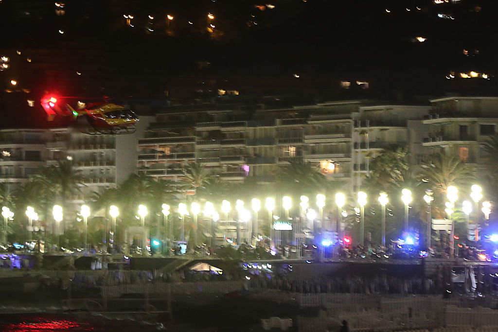 Un helicóptero vuela cerca del sitio de un ataque en la ciudad de Niza, en la Costa Azul de Francia. Foto: VALERY HACHE / AFP / Getty Images)