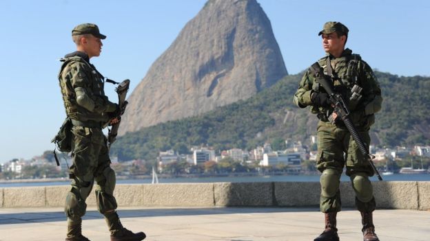 Soldados vigilan en Río de JaneiroImage copyrightAFP Image caption La seguridad es una de las grandes preocupaciones de los organizadores de las Olimpiadas.