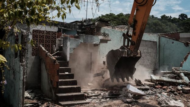 Varios criticaron la destrucción de viviendas en favelas para abrir espacio para las instalaciones olímpicas.