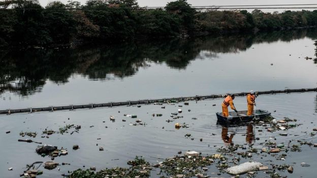Limpieza en la Bahía de GuanabaraImage copyrightGETTY IMAGES Image caption Los problemas de limpieza en la bahía de Guanabara datan desde la época de los 90.