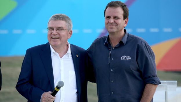 El presidente del Comité Olímpico Internacional (izq.), manifestó su esperanza en el éxito de los juegos al reunirse con el alcalde de Río, Eduardo Paes, .