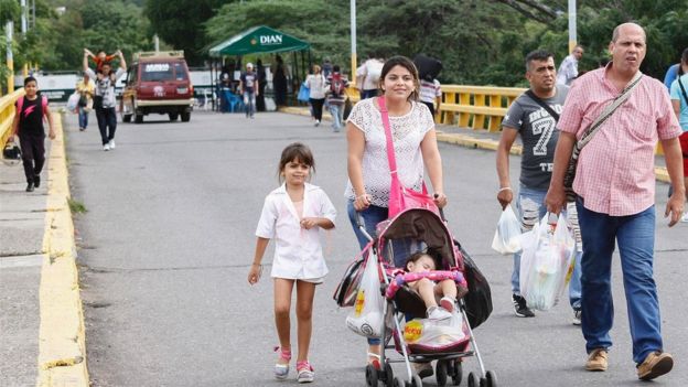 La crisis económica y la escasez de alimentos y medicinas en Venezuela han provocado que muchos de sus ciudadanos quieran ir a Colombia a abastecerse.