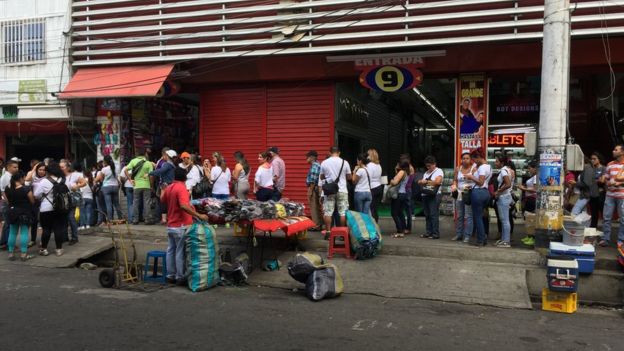 Los venezolanos hicieron cola en Colombia para cambiar sus bolívares por pesos.