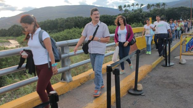 Desde tempranas horas de la mañana los venezolanos comenzaron a cruzar hacia Colombia. 