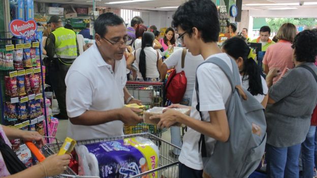 Los compradores venezolanos abarrotaron los supermercados de Cúcuta.
