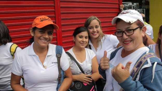 Vestidas de blanco, para demostrar sus intenciones pacíficas, las venezolanas celebraron la reapertura del paso fronterizo.