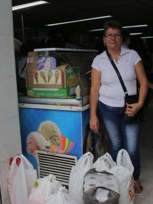 A Gloria Archila le rinde más el dinero comprando en Colombia que a los "bachaqueros" en Venezuela.