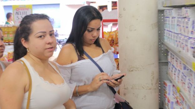 Los venezolanos debieron usar la calculadora para saber hasta dónde les alcanzaba el dinero de la compra.