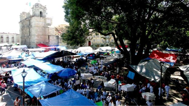 Campamento de los maestros en la plaza principal de la ciudad de Oaxaca, capital del estado del mismo nombre.