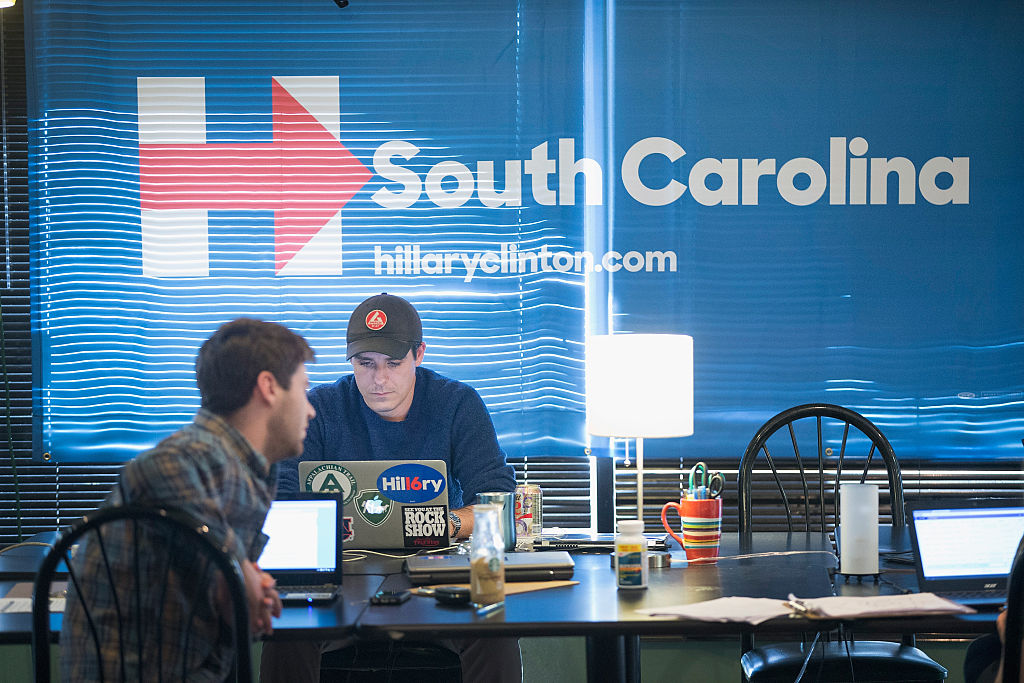 Partidarios de Hillary Clinton hacen llamadas telefónicas en una oficina de campaña para alentar a los votantes en Carolina del Sur. Foto: Getty