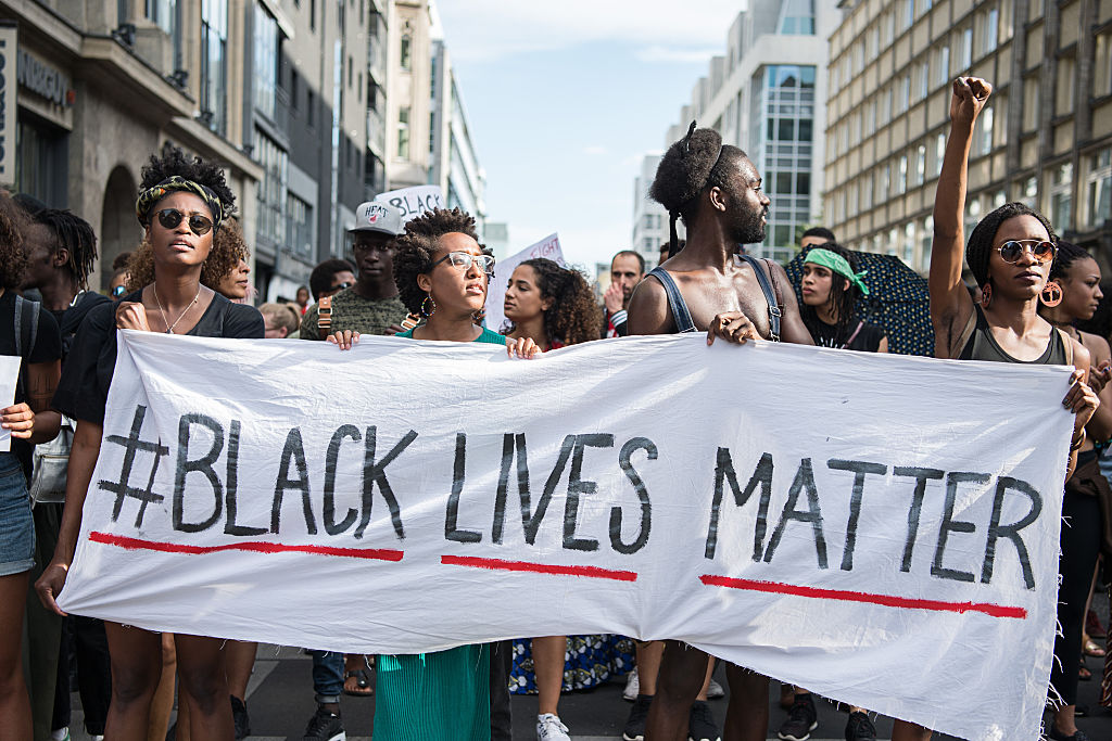 Las manifestaciones del movimiento La Vida de los Negros Sí Importa han unido a diversas comunidades bajo la bandera de la igualdad racial. Foto: Getty