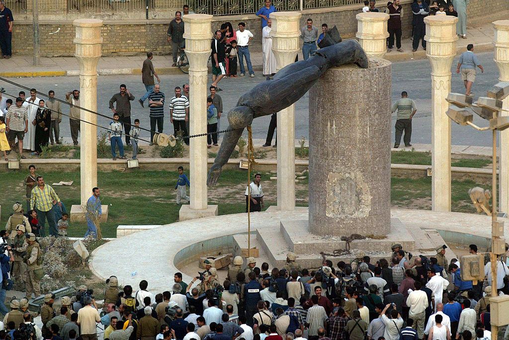 Estatua derribada durante la invasión a Irak.
