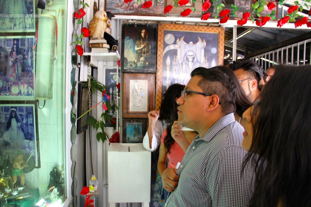 Giovanni Escobedo, frente al altar de la Santa Muerte