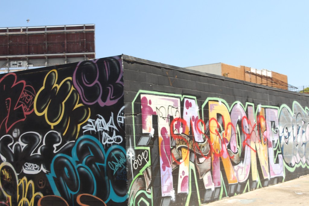 Una esquina de Echo Park muestra el graffiti que usan los pandilleros para delimitar su territorio. /Jorge Luis Macías