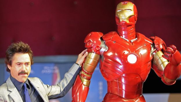 El caparazón de Iron Man protege a quien lo habita del impacto de balas. Foto: Getty