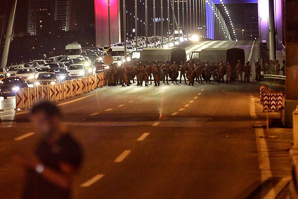 Soldados bloquean el Puente del Bósforo, una de las más importantes vías de comunicación de Turquía.