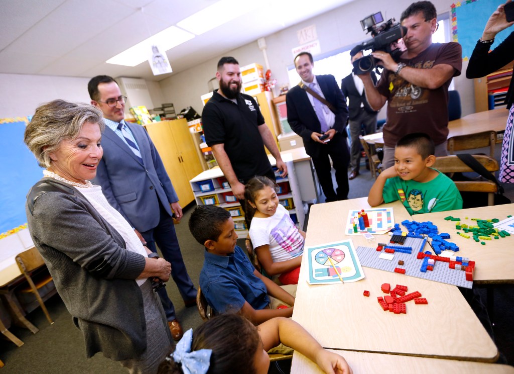 08/02/16/LOS ANGELES/U.S. Senator Barbara Boxer, joined by Eric Gurna, President and CEO, LA's BEST, visit with students attending LA's BEST afterschool program at Montague Charter Academy, where she discussed the need for continued federal funding for afterschool programs nationwide. (Photo Aurelia Ventura/ La Opinion)