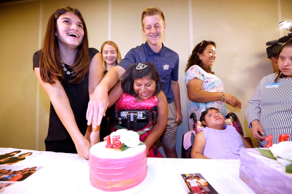 El Children's Hospital Los Angeles se llenó de alegría durante la celebración en honor de Josie y Teresa. (Aurelia Ventura/ La Opinion)