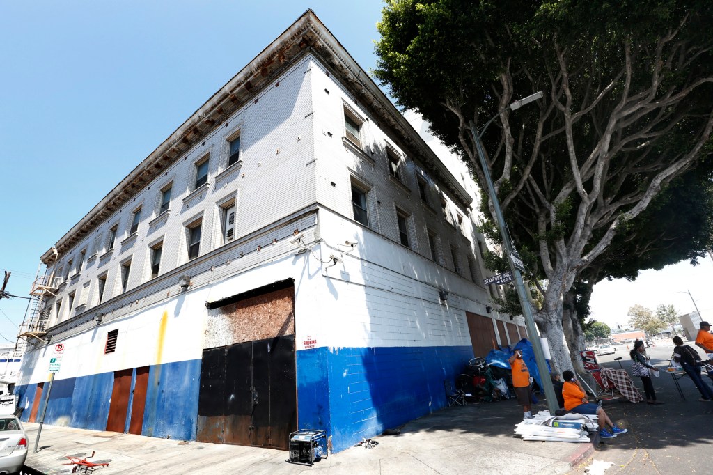 El edificio de Salvation Army antes ofrecía servicios a personas sin hogar en Skid Row. Un constructor busca convertirlo en un inmueble con apartamentos de lujo. (Aurelia Ventura/ La Opinion)