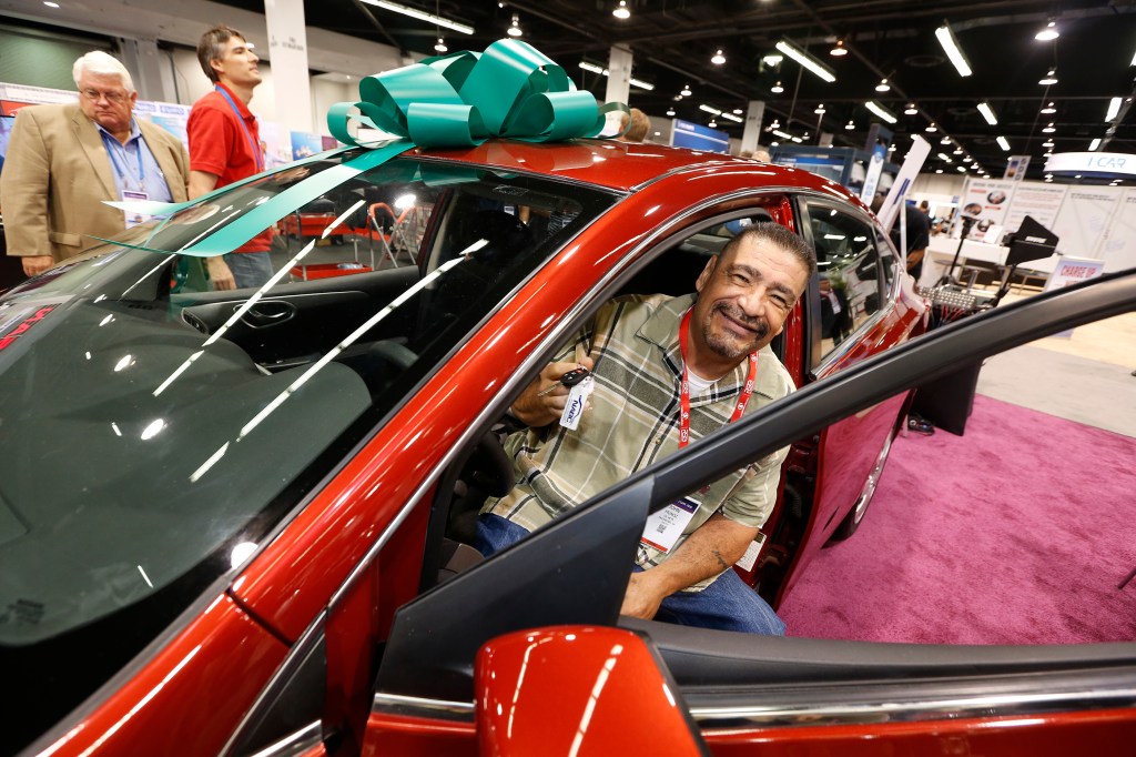 El veterano John Muñoz también recibió un auto Nuevo después de que le Aurelia Ventura/ La Opinion)