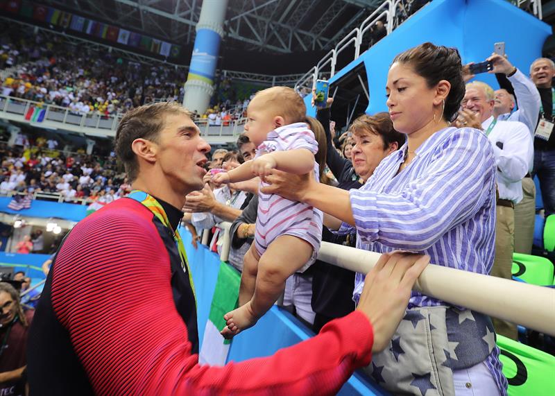 Phelps saluda a su esposa e hijo