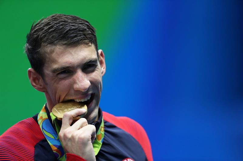 Michael Phelps con su medalla de oro