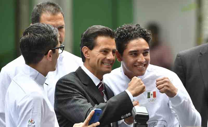 Raul Curiel con el presidente de Mexico